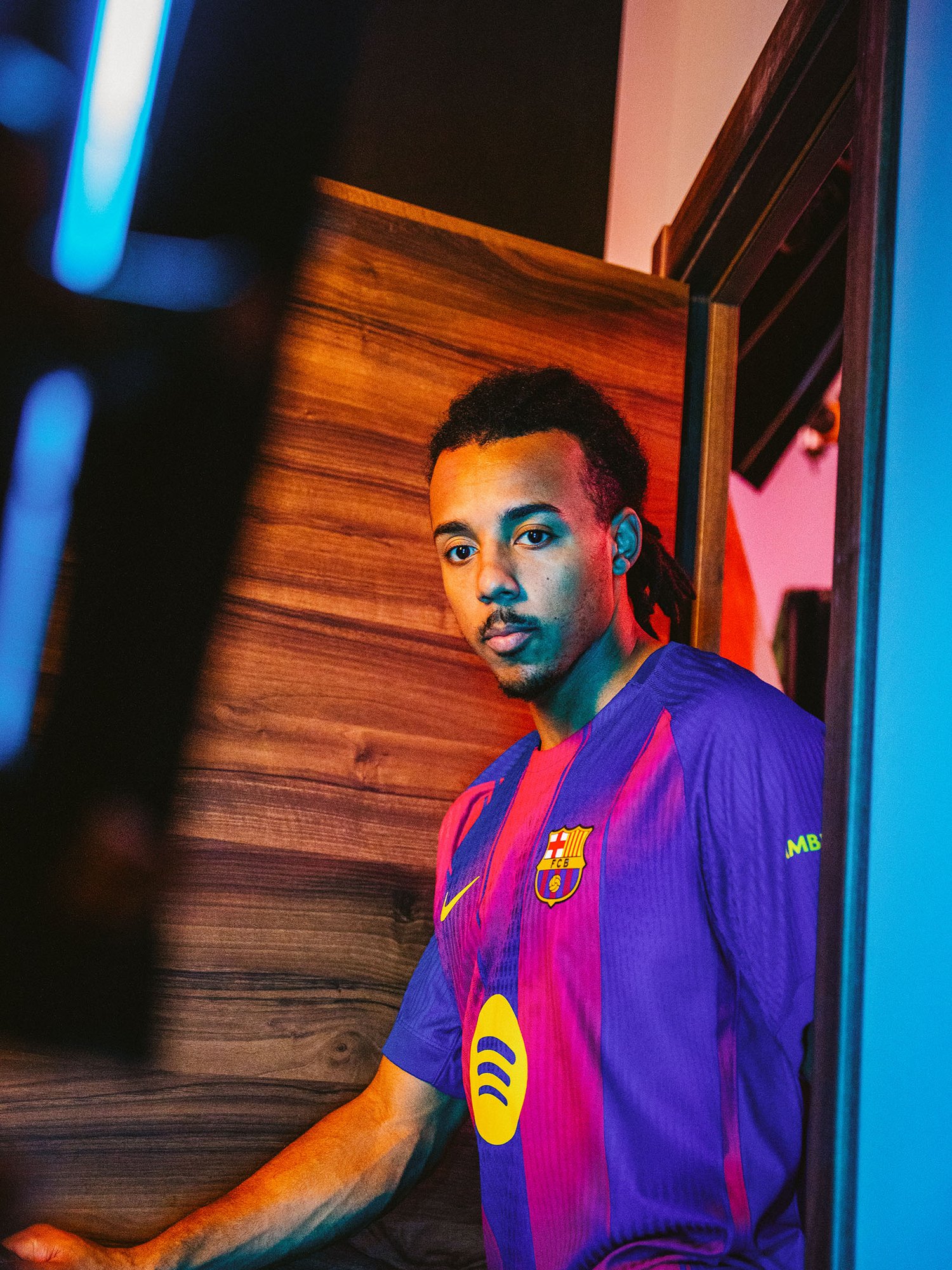 Jules Koundé in door opening for campaign Ambilight x FC Barcelona 2026