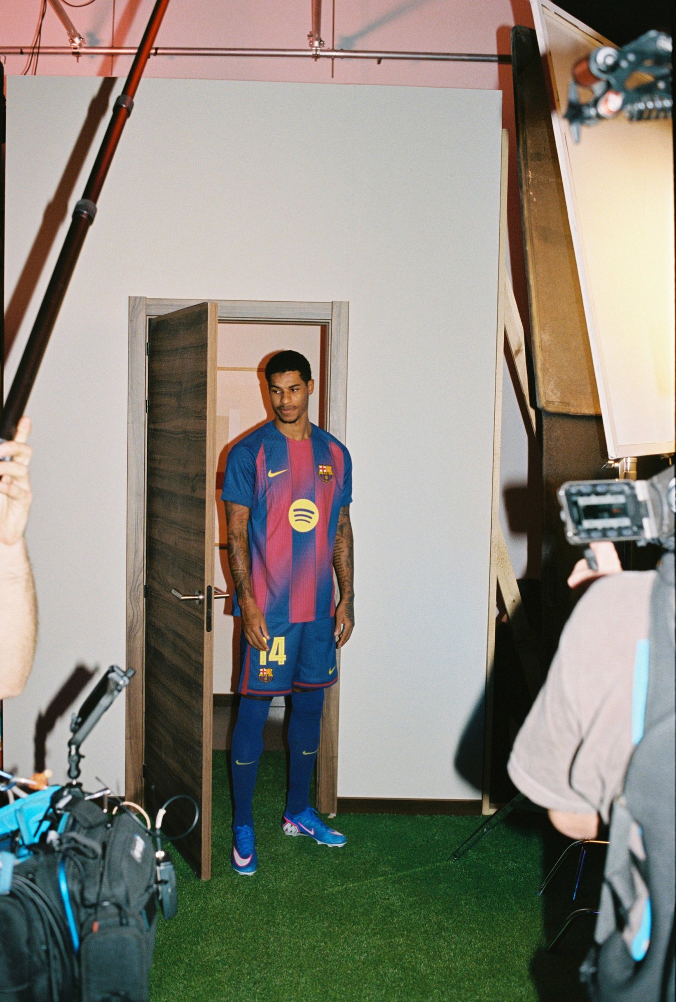 Marcus Rashford in dooropening campaign Ambilight FC Barcelona