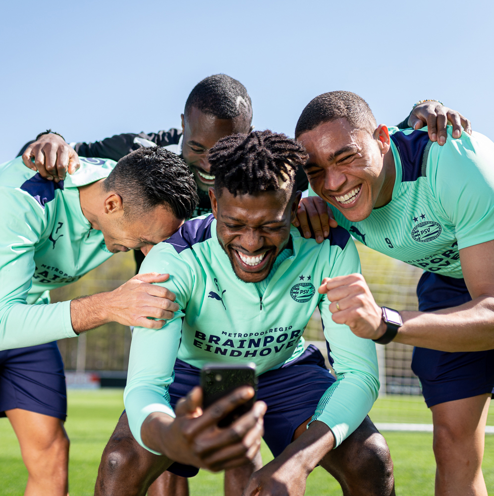 Lachende spelers van PSV bij fotoshoot voor Anycoin Direct