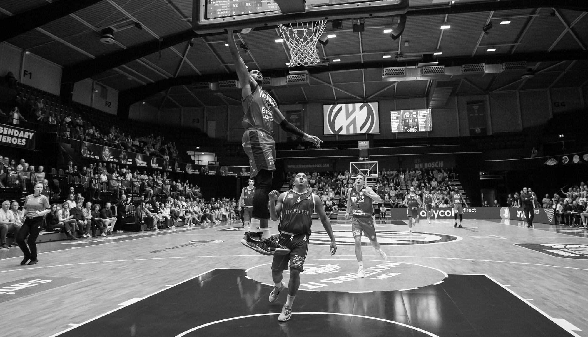 Dunk van Chris-Ebou Ndow van basketbalclub Heroes Den Bosch