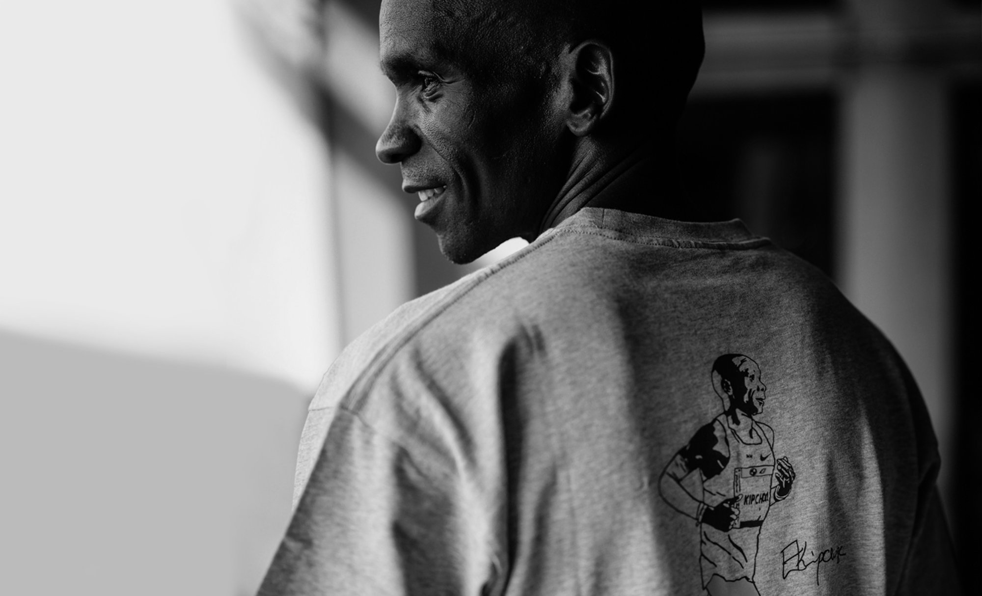 Eliud Kipchoge in t-shirt Back2TheStreets campagne
