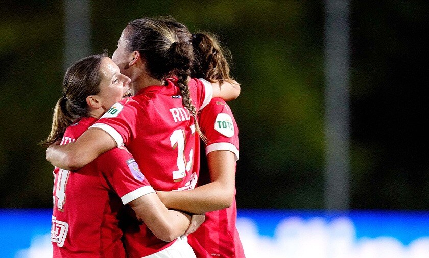 PSV vrouwen geven elkaar een knuffel 