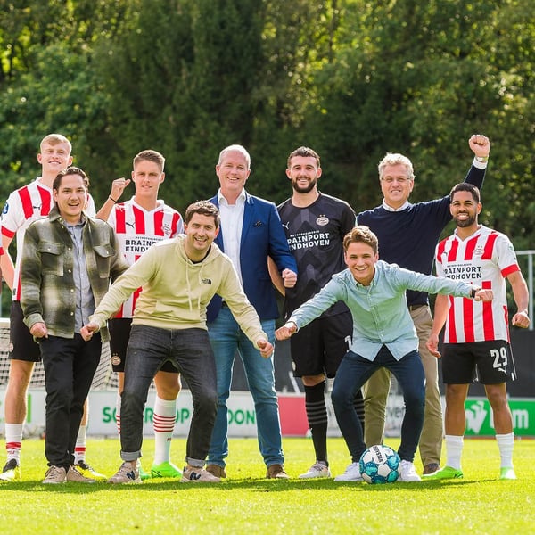 Dit keer schoten niet de PSV-spelers, maar onze fotograaf en cameraman met scherp! Succesvolle contentdag op de Herdgang ter promotie van de nieuwe app van Anycoin Direct. #PSVpartner #sportmarketing