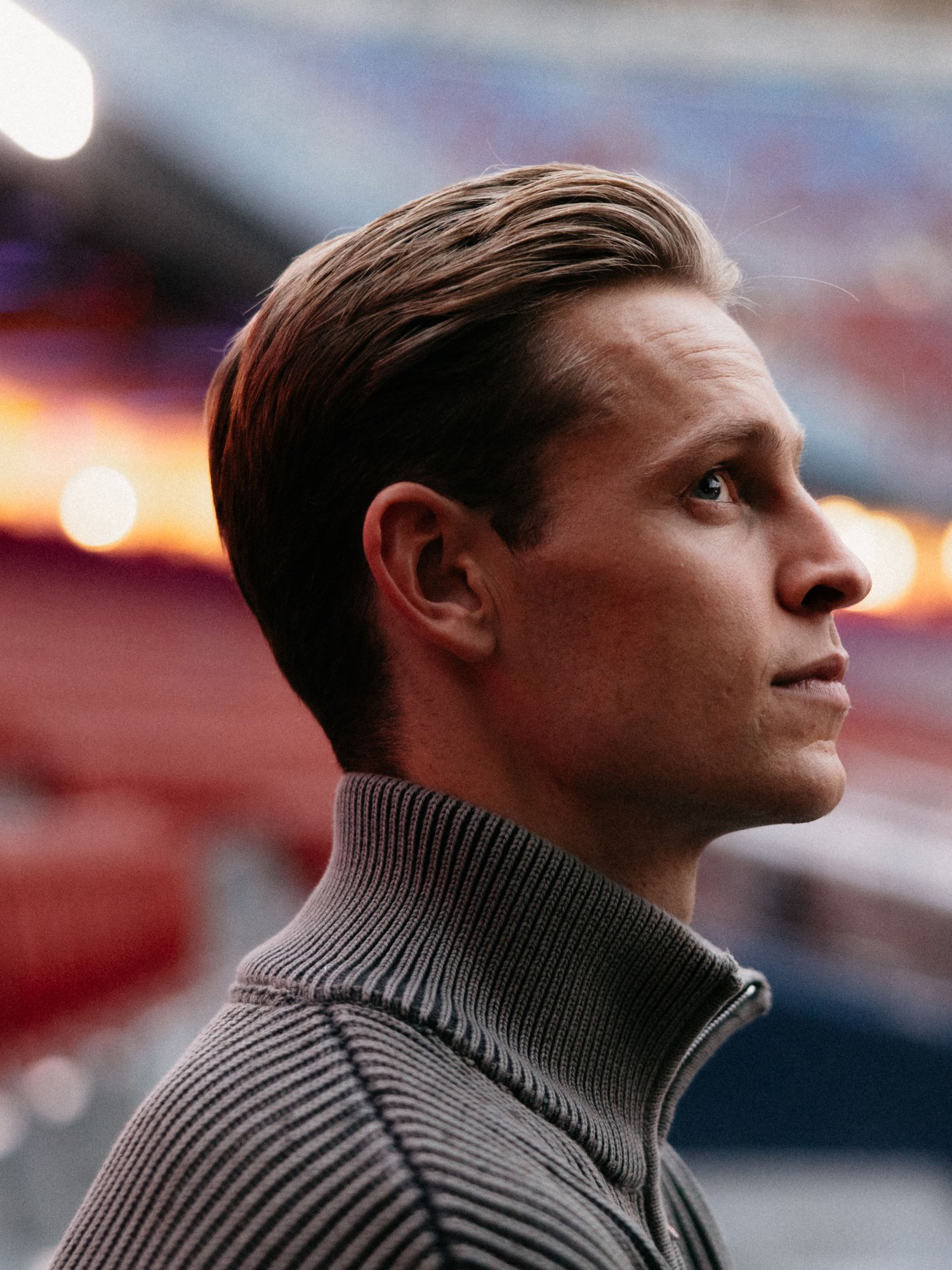 Frenkie de Jong side view
