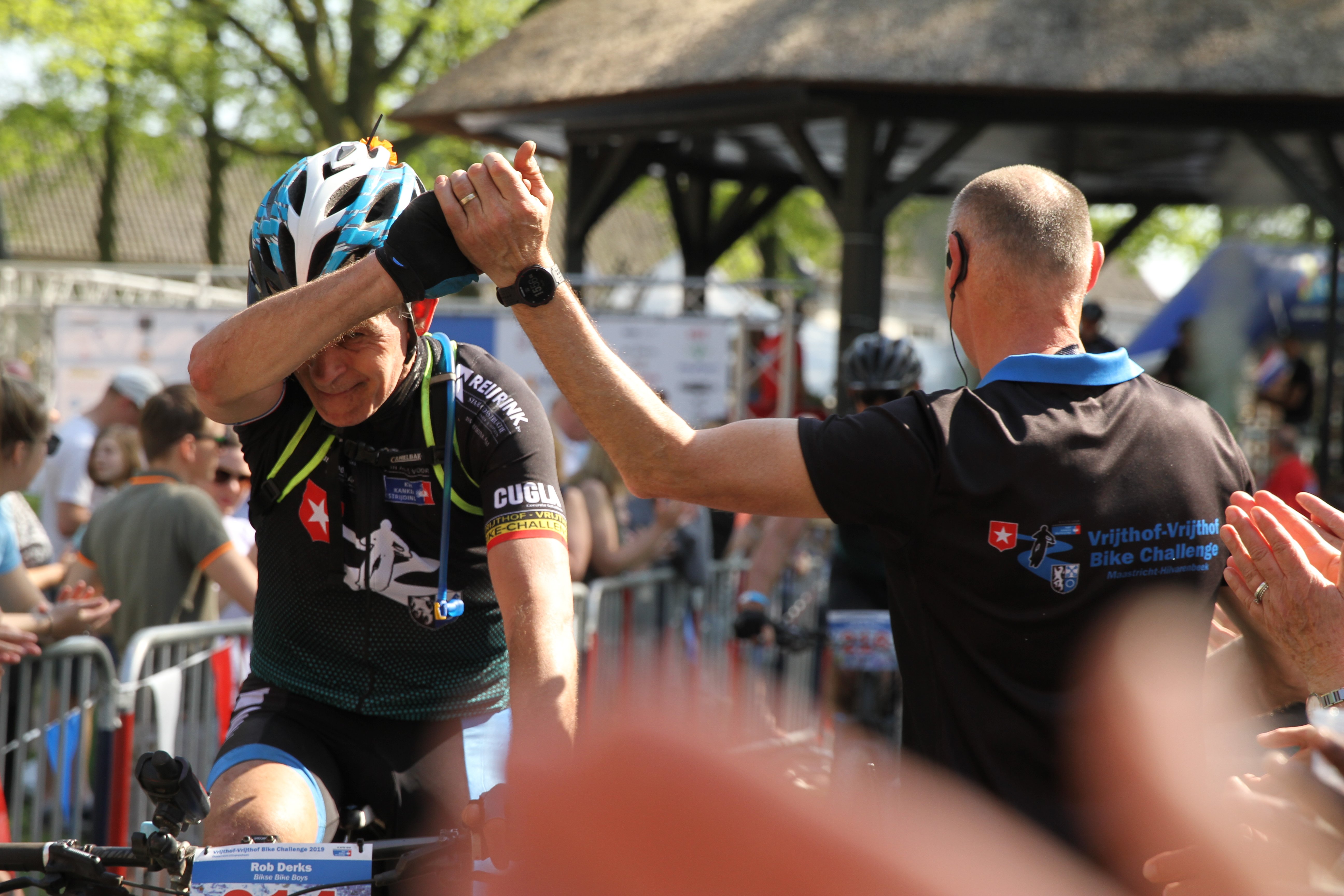 Oudere man komt op zijn mountainbike over de finish