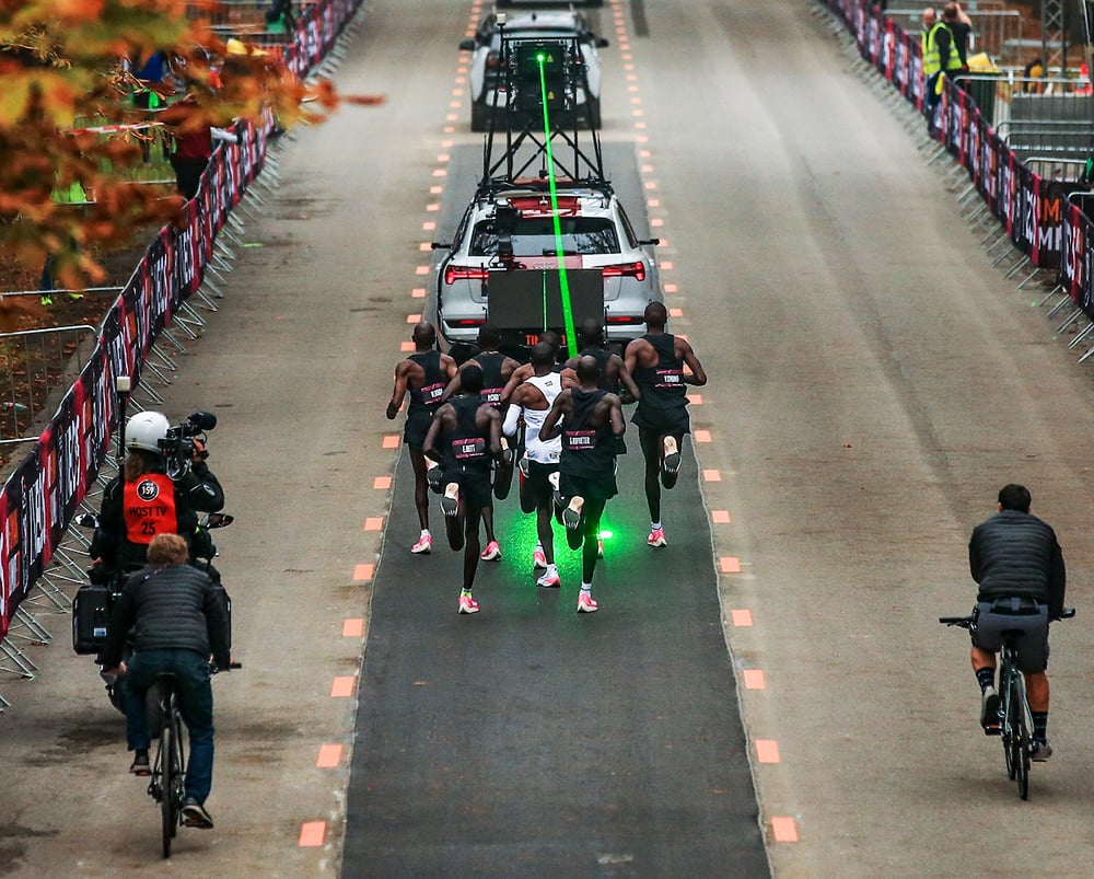 Eliud Kipchoge loopt met hazen bij INEOS 1:59 Challenge