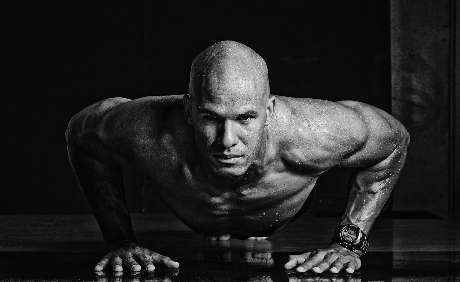Jason Taylor doet push-up voor campagne Invicta