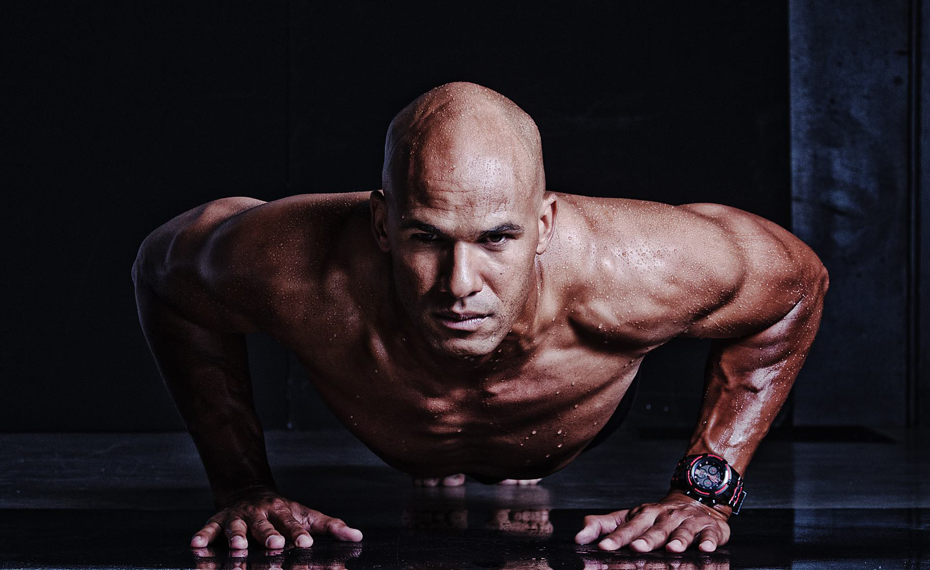 Jason Taylor does push-ups for campaign Invicta