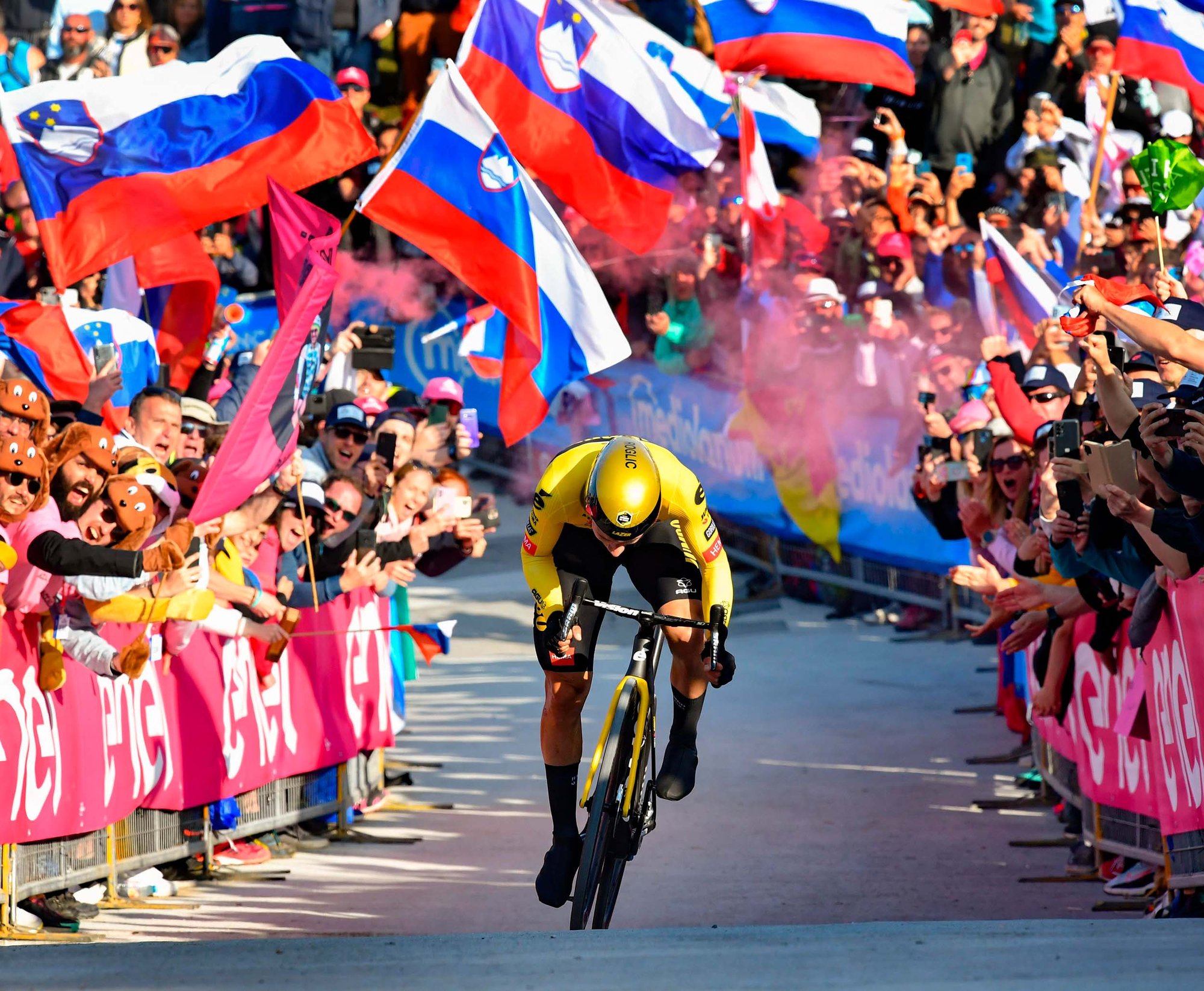 Primoz Roglic wint tijdrit in Giro d'Italia