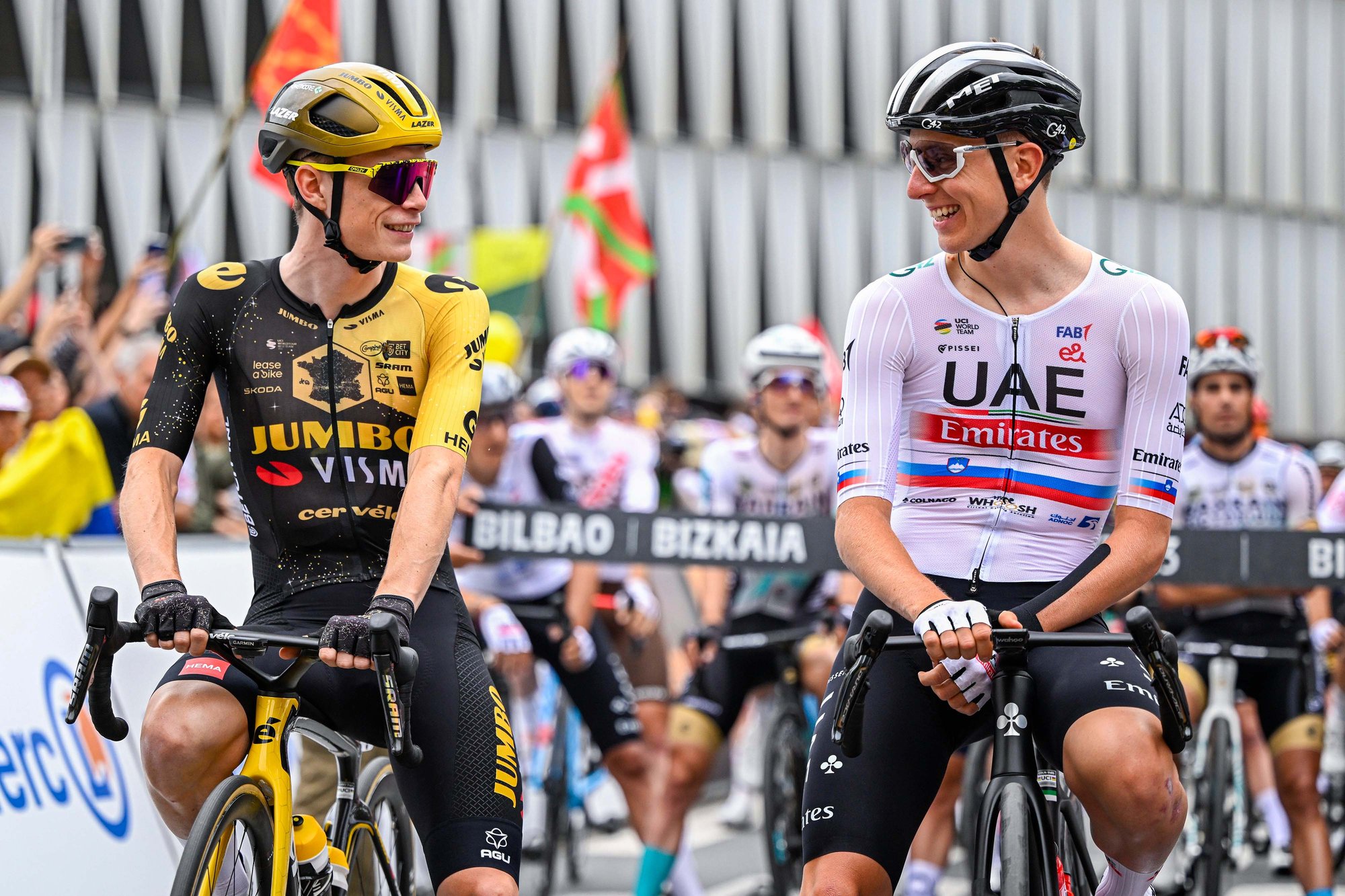 Jonas Vingegaard van Team Jumbo-Visma en Tadej Pogacar in Tour de France