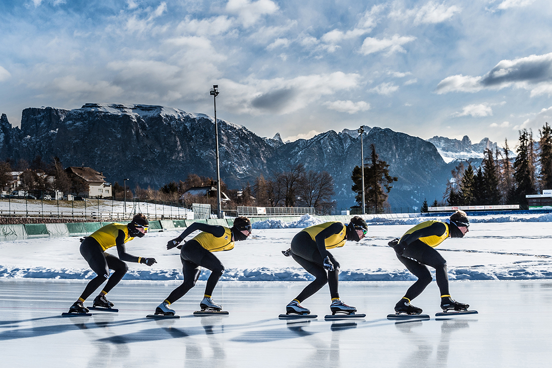 Schaatsers Team Jumbo-Visma in actie in open lucht