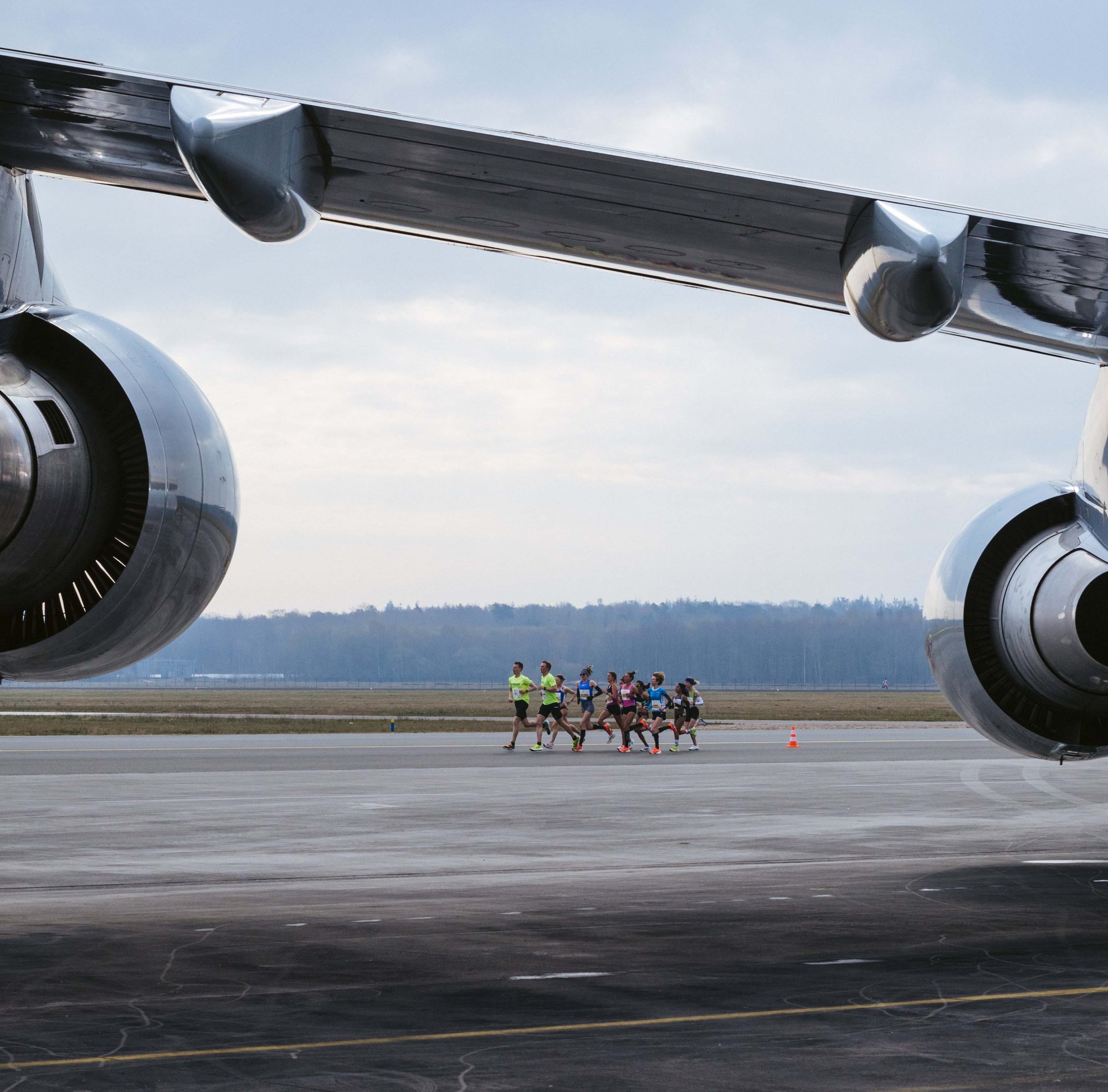 Hardlopers bij NN Mission Marathon op Twente Airport