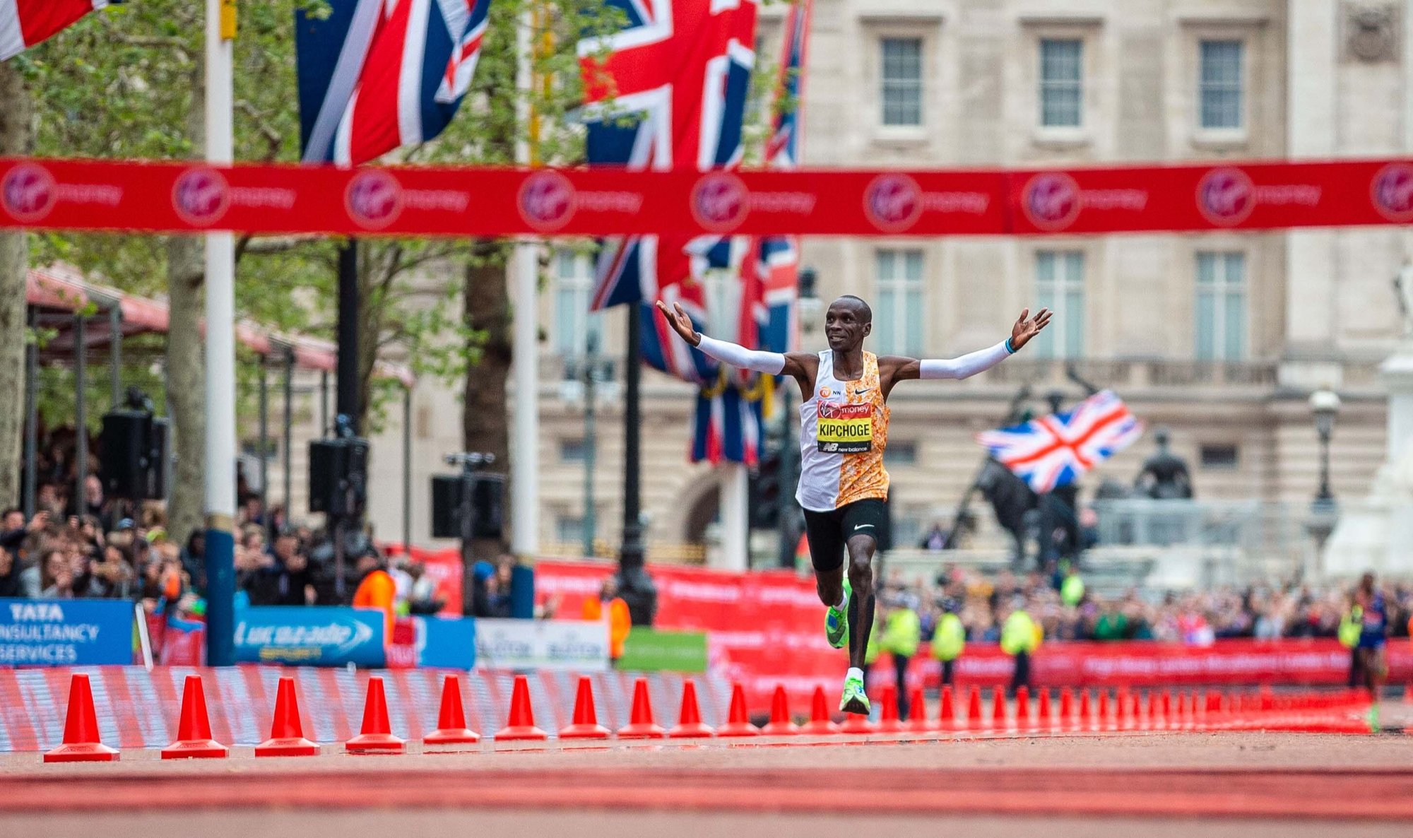  Eliud Kipchoge die over de finish komt