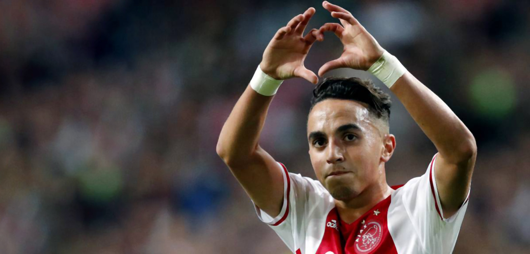 Ajacied Abdelhak Nouri maakt een gebaar van een hartje met zijn handen