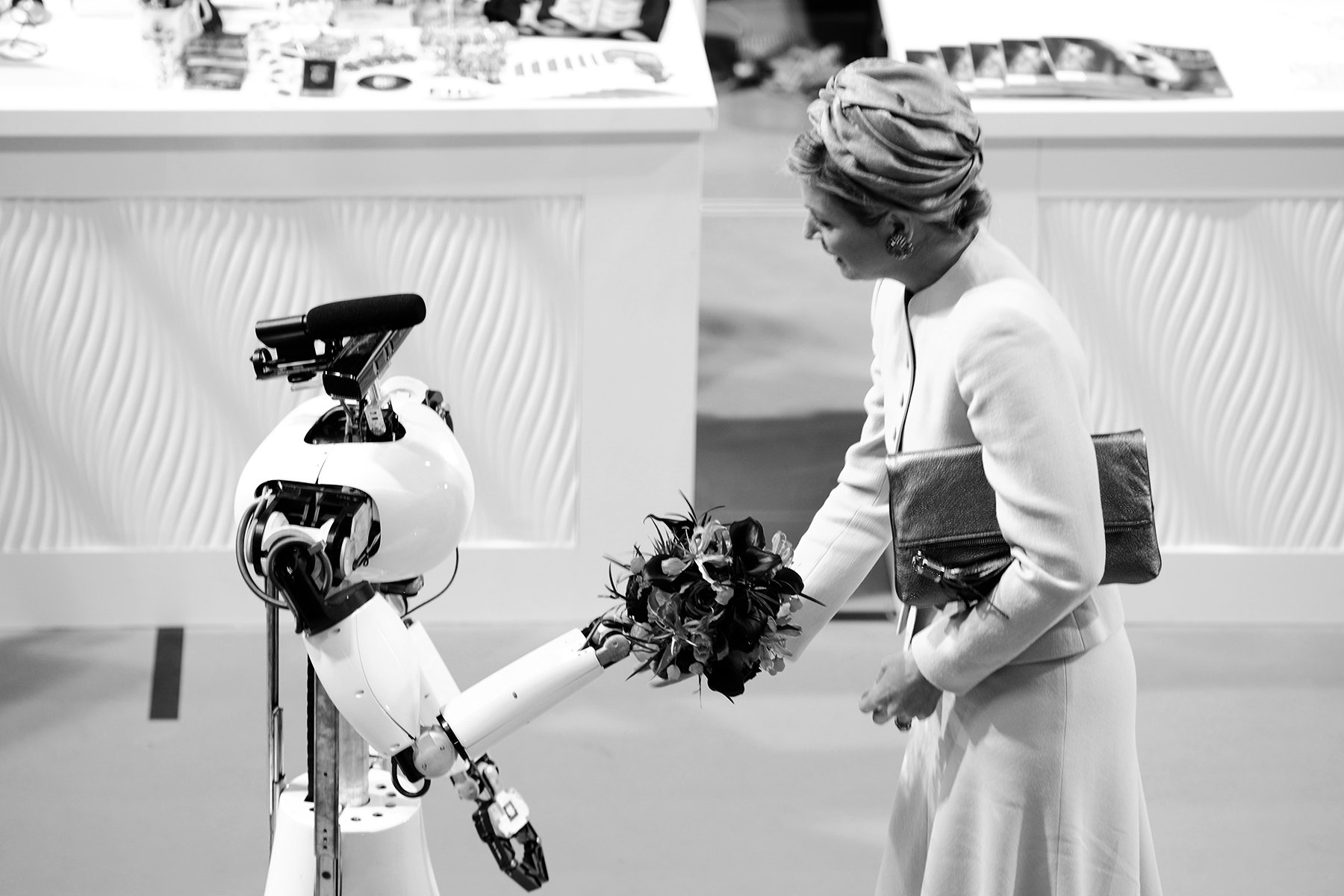 Maxima krijgt bloemen van robot bij RoboCup