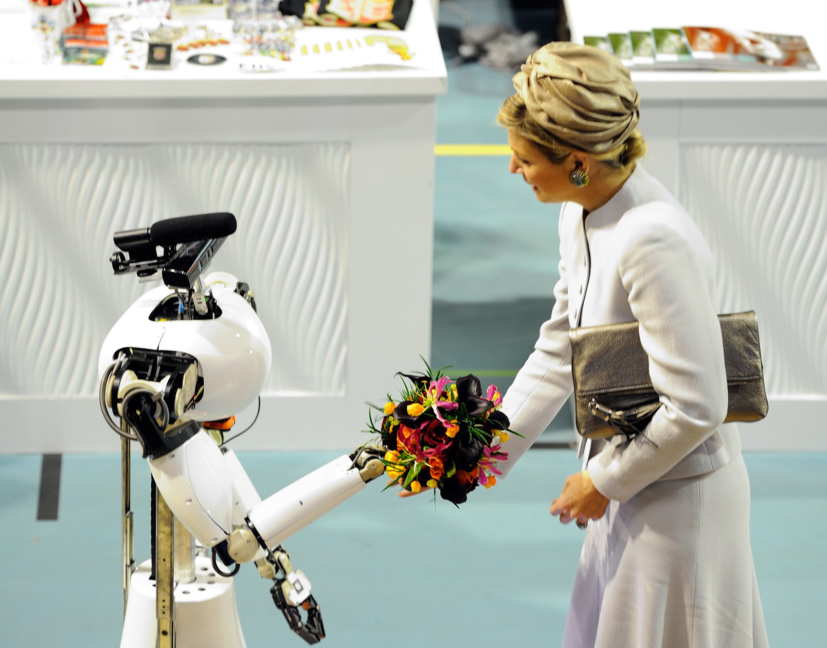 Maxima krijgt bloemen van robot bij RoboCup