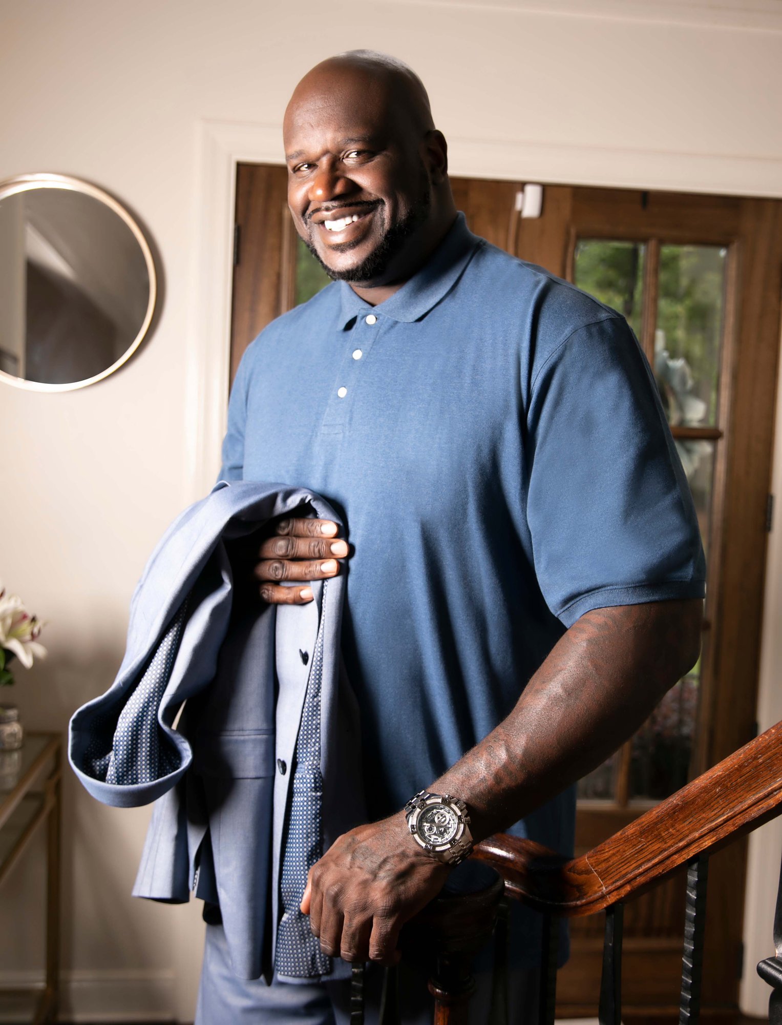 Shaquille O'Neal poseert met een horloge uit de SHAQ-collectie van Invicta