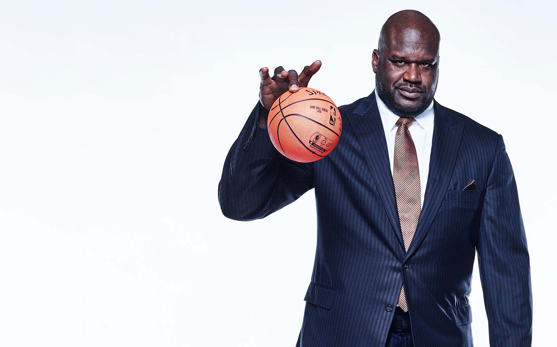 Shaquille O'Neal speelt met kleine basketball