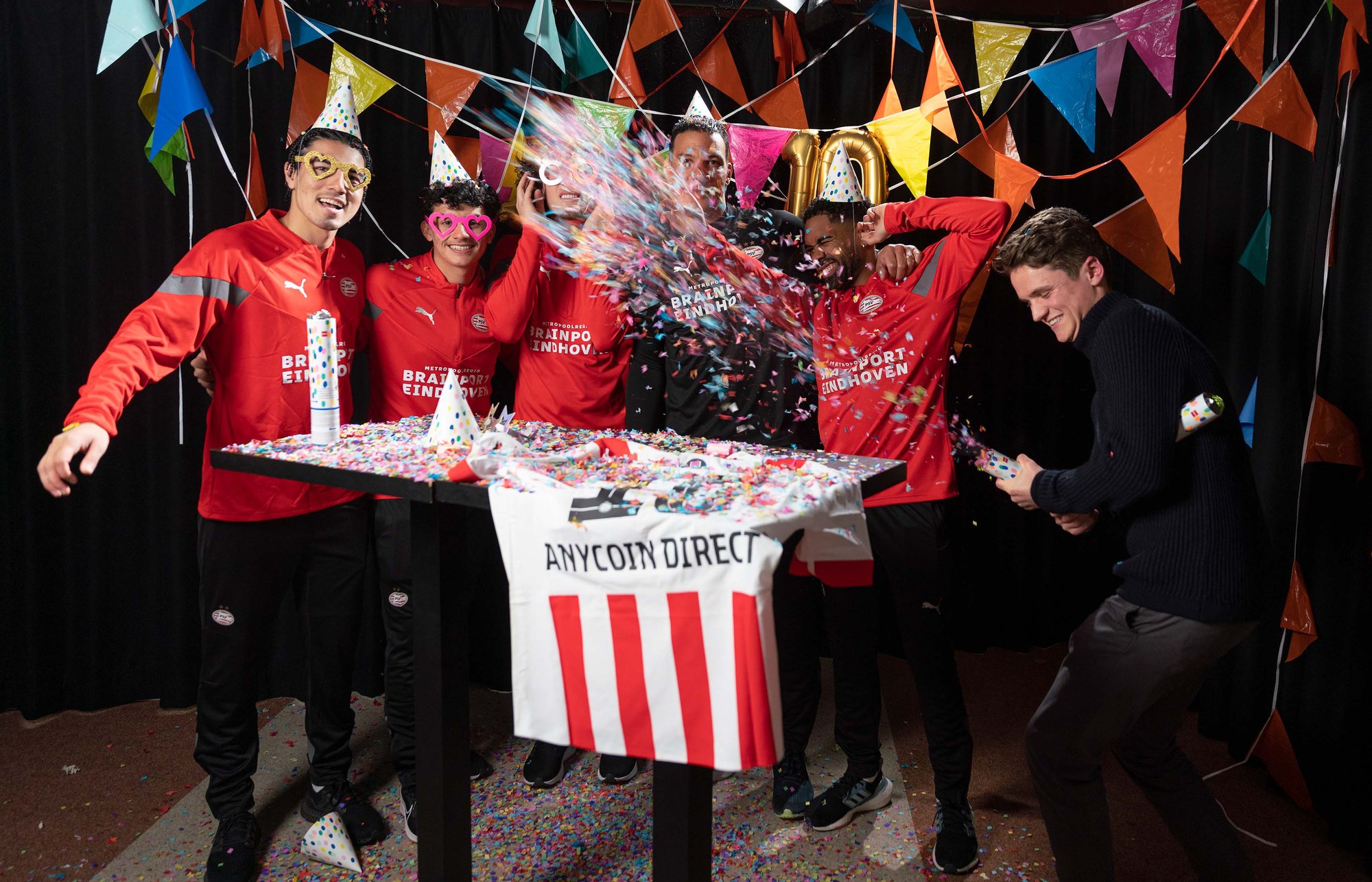 Spelers PSV vieren 10-jarig jubileum Anycoin Direct bij videoshoot