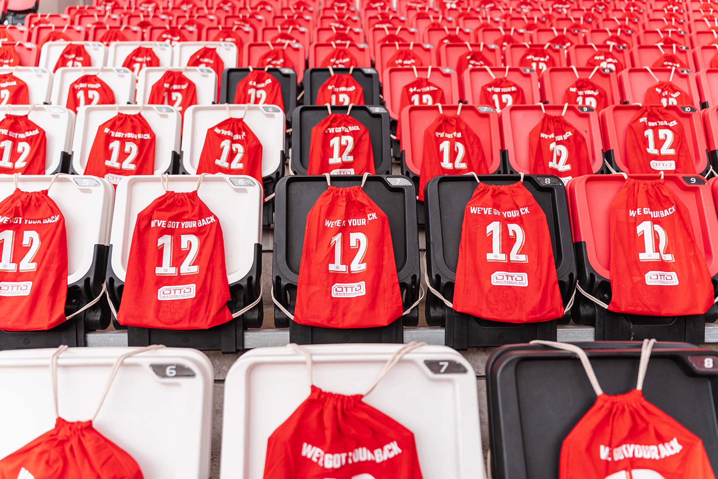 We've got your back tasjes op de tribune tijdens wedstrijd PSV - Feyenoord Vrouwen