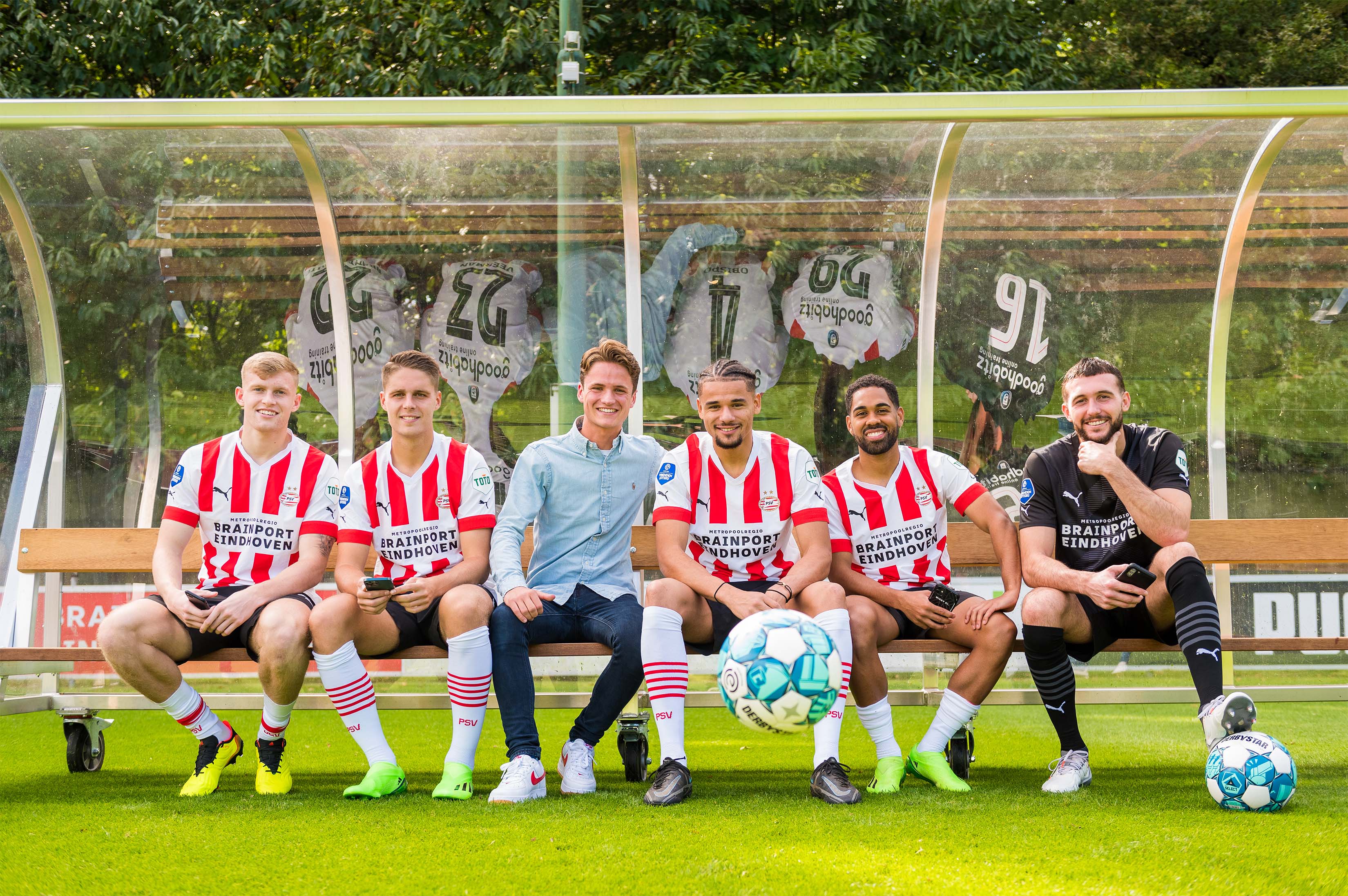 Spelers PSV poseren in dug-out op contentdag